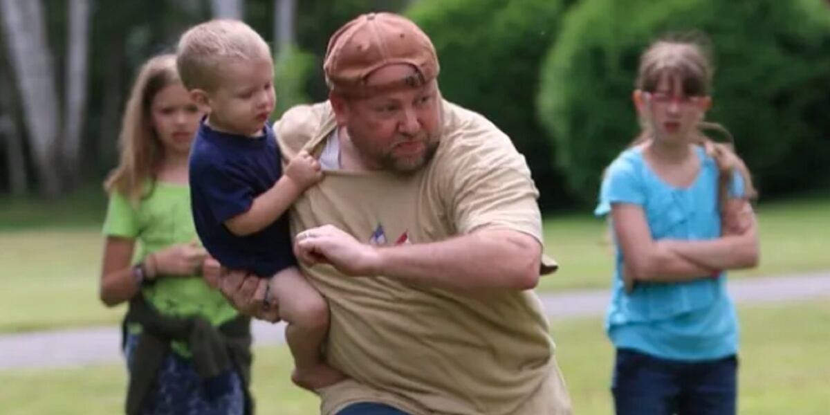 Father of 13 dies while saving kids after raft capsizes in river rapids