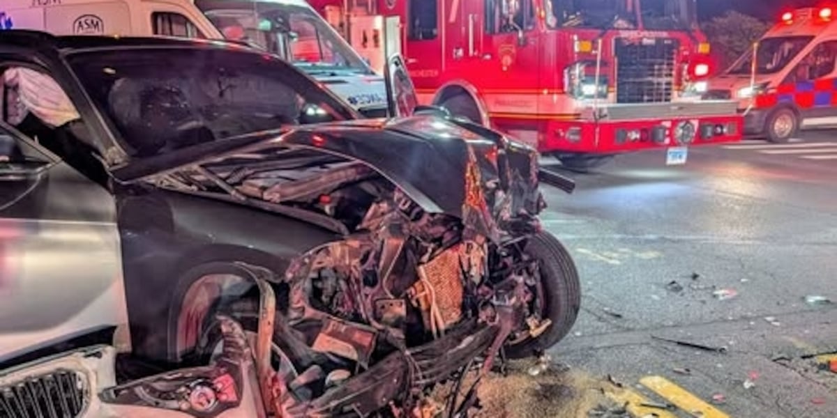 3 injured in car crash in Manchester